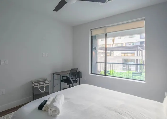 Modern 1bd - Pool, Gym, Parking, W-d - Sleeps 4 *
